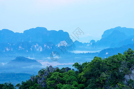 晨雾笼罩山图片