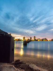 芝加哥北大道海滩的钢桩在水中和沙子中的美丽夜景照片图片