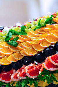 橙子和葡萄柚片以及李子和葡萄的精美设计图片