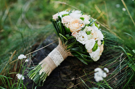 婚礼花束的特写照片是用树桩图片