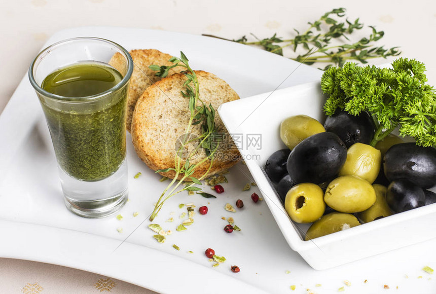 黑橄榄和绿橄榄配香蒜酱和饼干的开胃菜图片