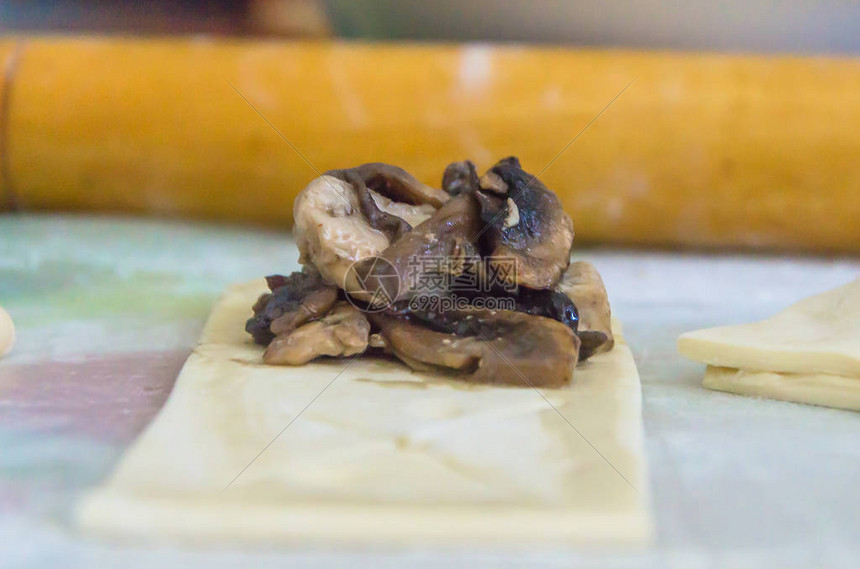 蘑菇馅酥皮的制备图片