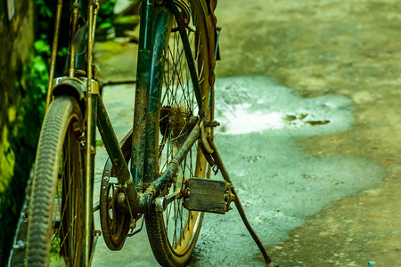 车停在路边的老旧自行车农村图片