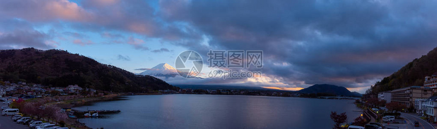 富士山和河口湖的全景图像与河口湖大桥在早晨的时间图片