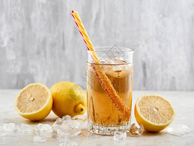 柠檬和柠檬饮料苏打水放在桌图片