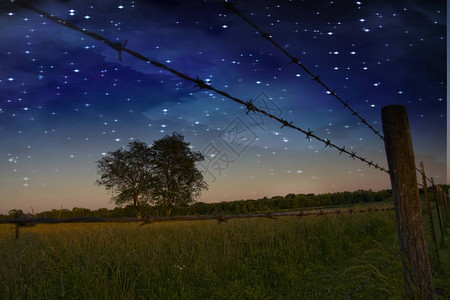 星夜和农民围栏和田野图片