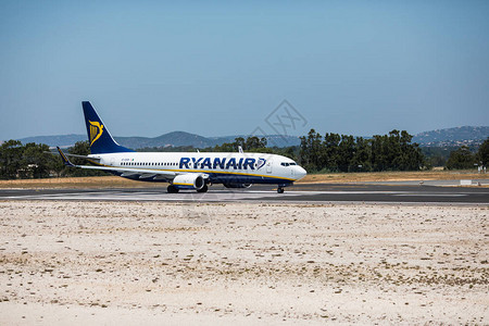Ryanair的航空班机白天从Fa图片