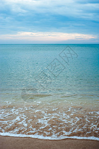 宁静的海滩背景金沙和绿松石海水漂亮的软沙和平静的海浪的海洋岸线图片