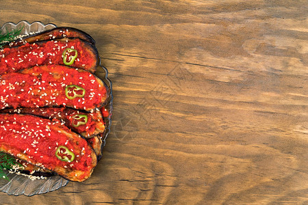 油炸长片茄子辣番茄酱芝麻种子喷洒装饰花环的美丽和图片