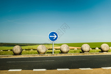 箭头左落在法国公路上图片