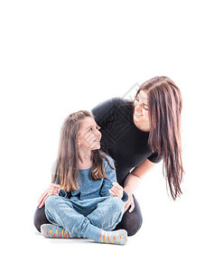 慈爱的母亲和她的女儿在白色背景上玩耍和拥抱快乐的概念图片