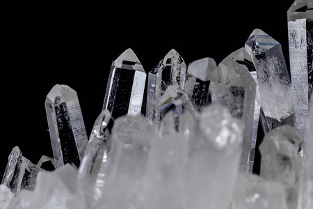 黑背景水晶中的巨矿石莱茵岩石图片