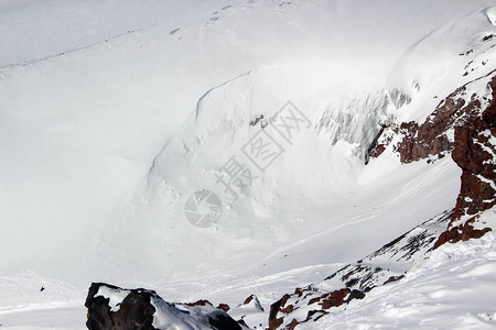 白雪皑的山腰雪崩冰川高加索图片