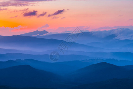 黎明时山脊风景在图片