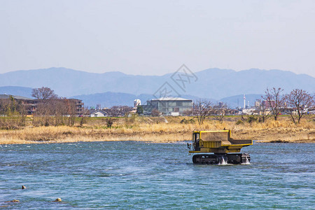在Katsura河的卡车和疏浚石以便水流日图片