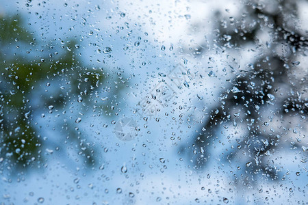 窗口外有绿色自然背景的雨滴图片