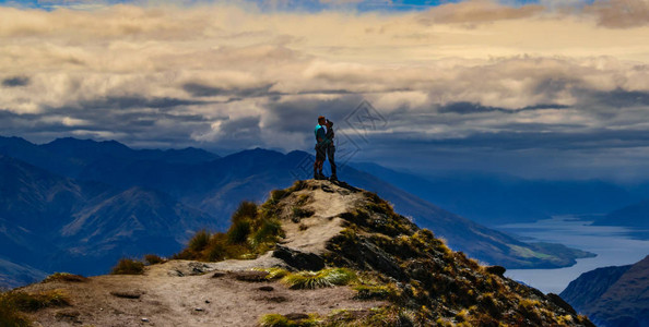 情侣在山顶接吻罗伊斯峰图片