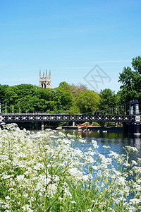 渡轮桥的视图也被称为Stapenhill渡轮桥和特伦河图片