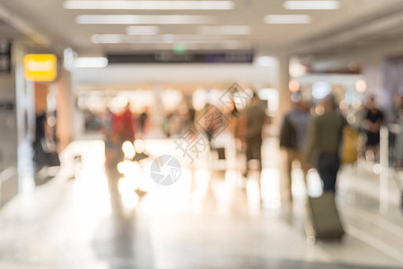 运动模糊的人在美国机场提着行李走路图片