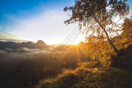 德国撒克逊瑞士公园台地山顶的史诗日出光有光和雾的山脉在易北河砂岩山脉美妙的山脉图片