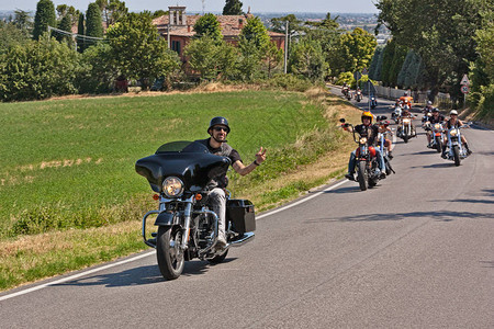 2012年7月14日在意大利BertinoroFC举行摩托集会跑路车的美国摩托车骑自行车者HarleyDa背景图片
