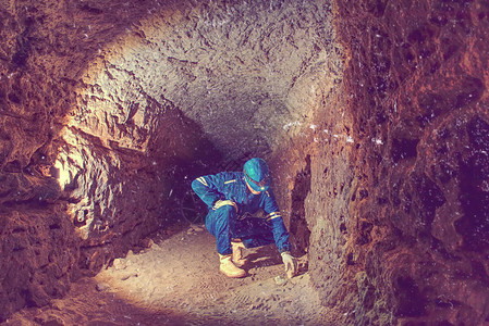 人工在废弃的矿井隧道里检查一些东西地下工作图片