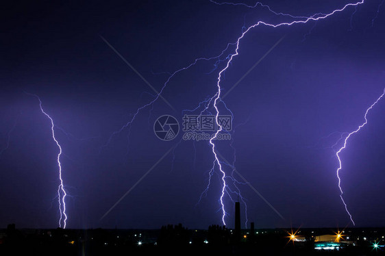 紫色光芒笼罩城市的闪电风暴图片