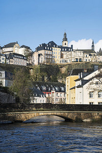 阿尔泽特河穿过卢森堡卢森堡市格伦德区和顶部的VilleHaute区时的景色图片
