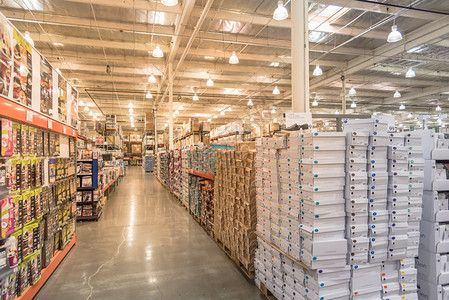 从地板到天花板的Costco批发大盒子店内它是美国最大的会员制仓库俱乐部背景图片