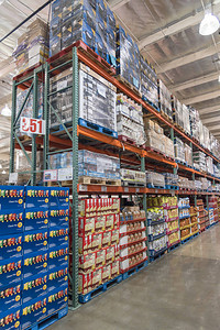 从地板到天花板的Costco批发大盒子店内它是美国最大的会员制仓库俱乐部图片