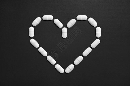 由药片制成的爱情符号心脏病发作和疾病的概念高血压或低血压药物爱和图片