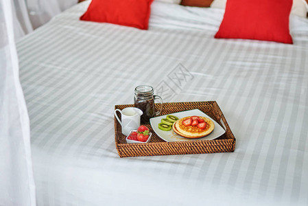 在床上享用早餐图片