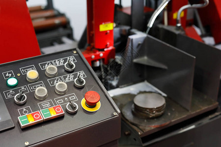 CNC金属切割带自动控制板锯图片