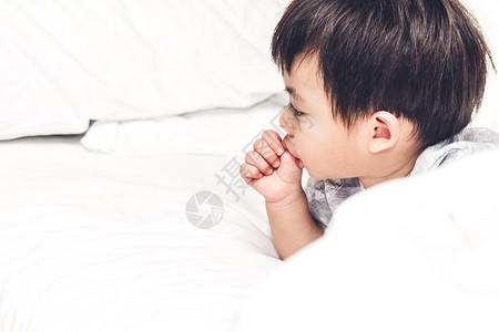 小婴儿在床上吮吸拇指图片