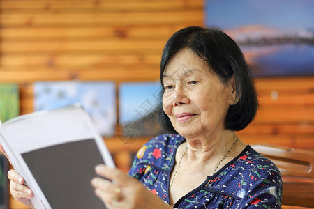 年长的亚洲老年妇女在阅图片