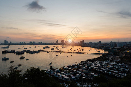 泰国芭堤雅黄昏时分的码头和摩天大楼芭堤雅市以海上运动和夜生图片