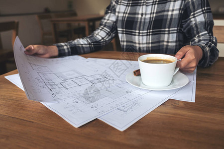 一位在办公室喝咖啡时做画纸图片