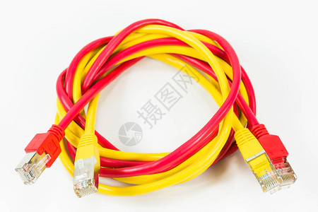 RJ45连接器在白色背景上隔离的红色和黄色红黄线电缆R图片