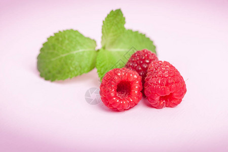 成熟的草莓和新鲜绿色薄荷叶图片