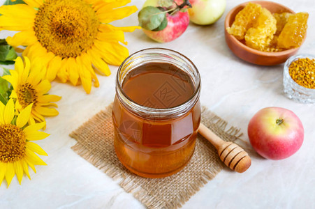 玻璃罐中的蜂蜜蜂窝花粉养蜂产品健康饮食的概图片