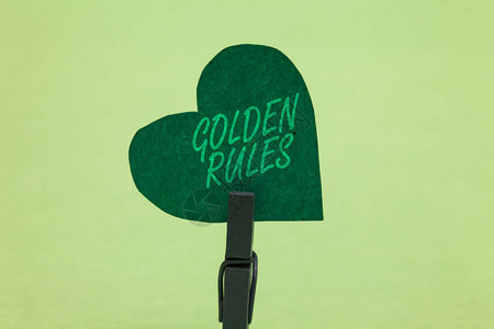 显示黄金法则的书写笔记商业照片展示应遵循的基本原则重要原则衣夹拿着绿纸心重要的图片