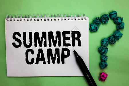 文字写作文本夏令营夏季儿童和青少年监督计划的商业概念笔记本号皱纸形成图片