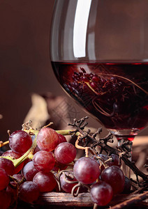 红酒和新鲜葡萄有选择图片