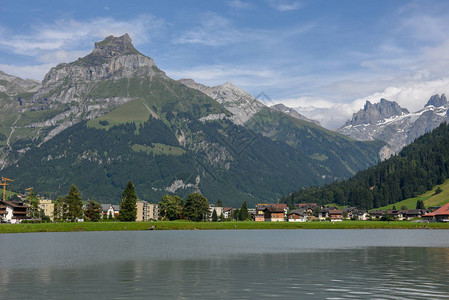 瑞士阿尔卑斯山的恩图片