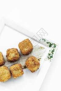 白盘上简单素食餐菜边碟子的薯条马铃薯广场croq背景图片