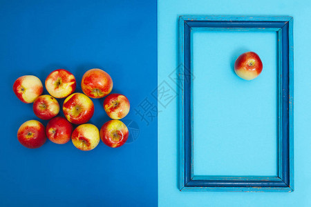 在蓝色的古董框里提取苹果图片