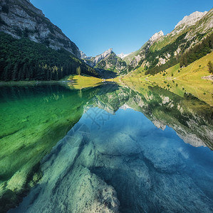 瑞士的山脉和湖泊水面上的倒影夏季时瑞士的自然图片
