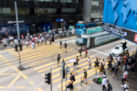 香港街头人行横道和行人的模糊视图图片