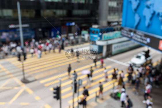 香港街头人行横道和行人的模糊视图图片