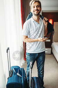 提着行李箱的年轻人准备旅行图片